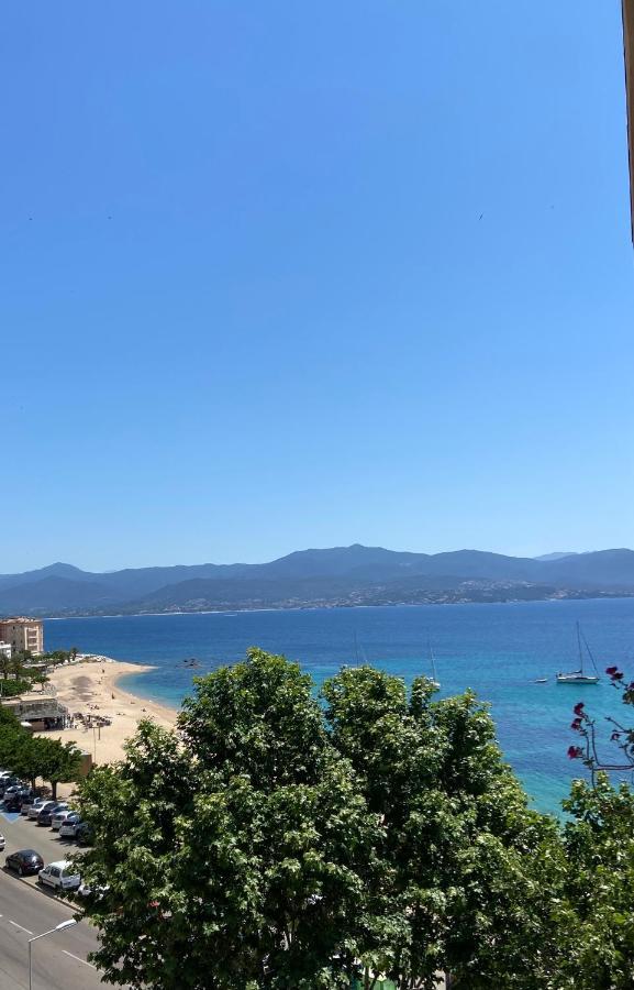 Ajaccio magnifique T2 37m2 centre ville vue mer au bord de la plage Neuf 4 couchages balcon parking privé fermé Clim wifi Extérieur photo