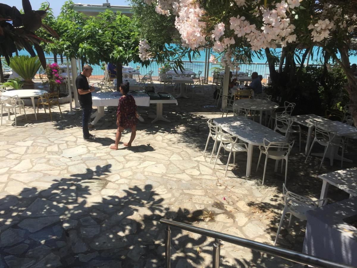 Ajaccio magnifique T2 37m2 centre ville vue mer au bord de la plage Neuf 4 couchages balcon parking privé fermé Clim wifi Extérieur photo